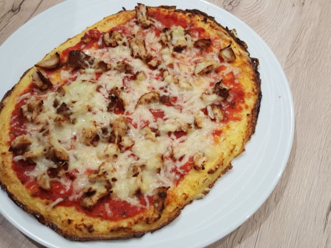 Pizza sur croûte de chou-fleur