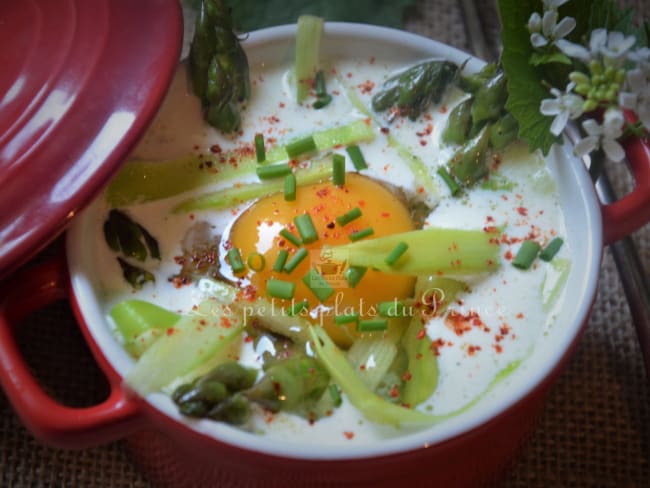 Oeuf cocotte aux asperges vertes de printemps, ciboulette et piment d'Espelette.