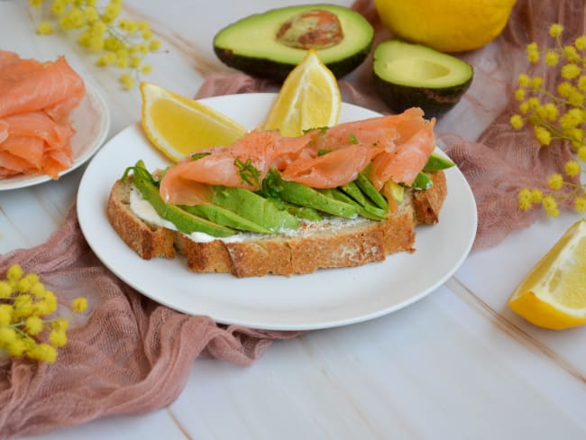 Avocado toast au saumon fumé et pain de campagne