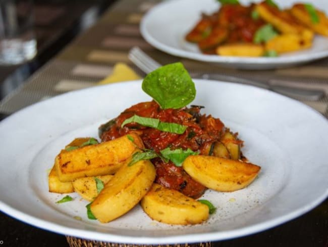 Courgettes à la tomate et panisse dorée au four