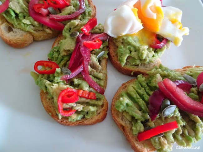 Tartines avocat oignon piment et oeuf poché