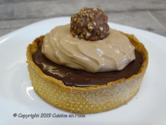 Tartelettes Ferrero rocher au chocolat noir et praliné, coeur au pralin de cacahuètes