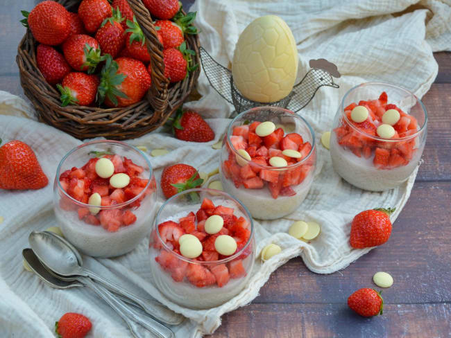 Panna cotta au chocolat blanc et aux fraises un dessert frais et gourmand