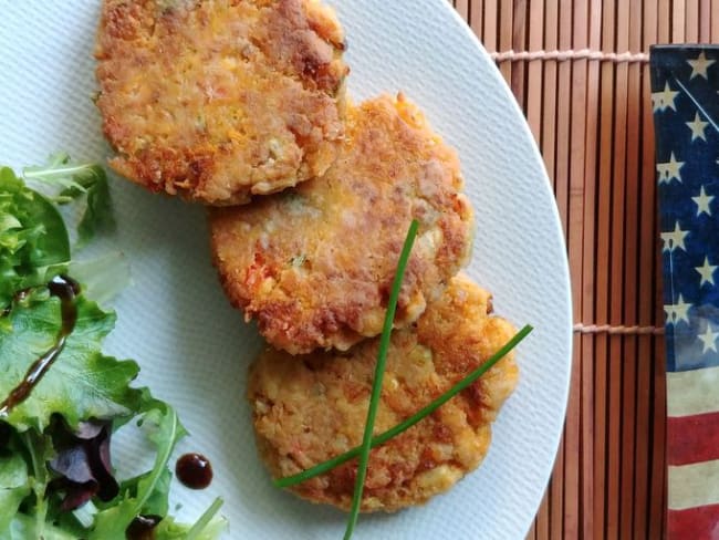 Crab cakes ou galettes panées au crabe et aux légumes comme aux USA