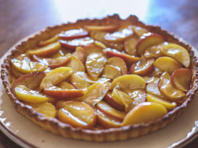 Tarte sablée au miso et pommes confites au sirop de cidre vanille et cardamome