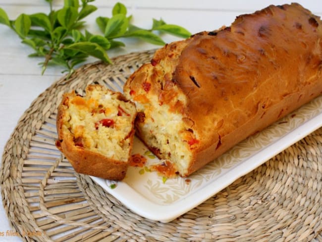 Cake brebis, piquillos et chorizo aux saveurs basques