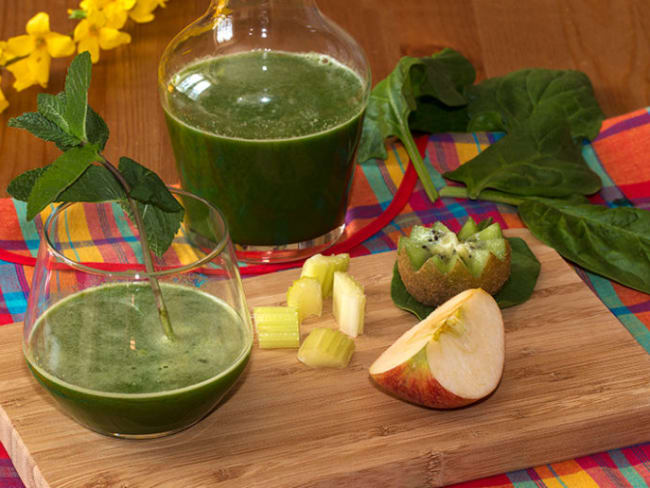 Jus vitaminé de céleri, épinard, menthe et pomme