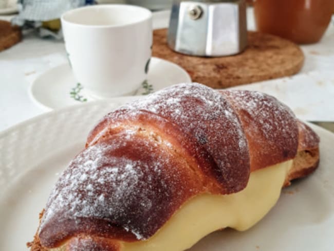 Brioche italienne à la crème pâtissière pour un petit déjeuner réussi