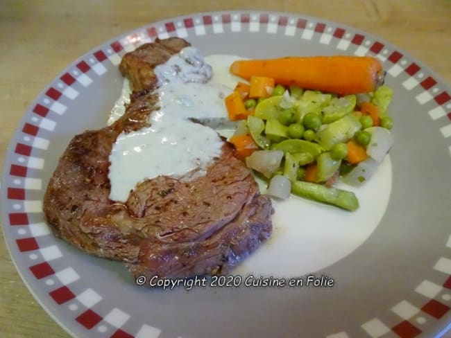 Petits pois, navets, carottes de saison, entrecôte sauce au Bleu de brebis