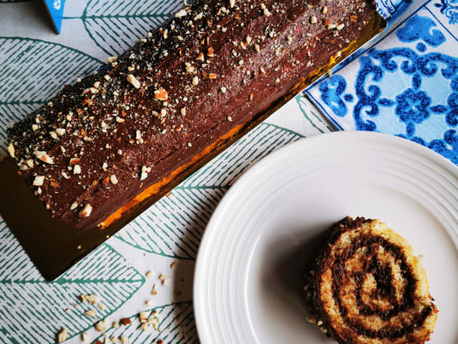 Bûche roulée au chocolat et au praliné maison