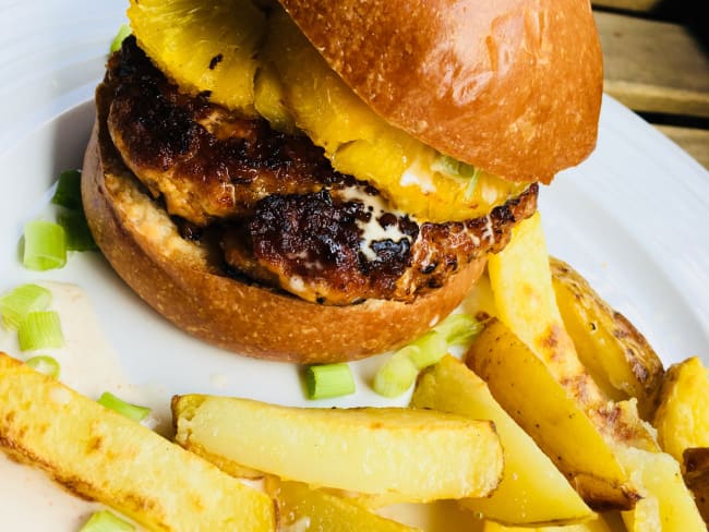 Burger au porc et à l’ananas accompagné de frites au four