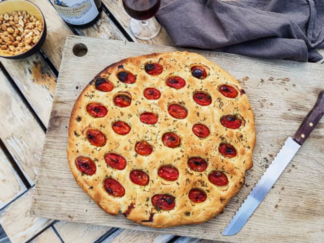 Focaccia aux tomates cerises et aux herbes