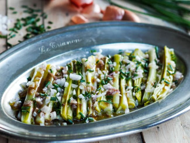 Poireaux vinaigrette relevée d'échalotes et herbes fraîches