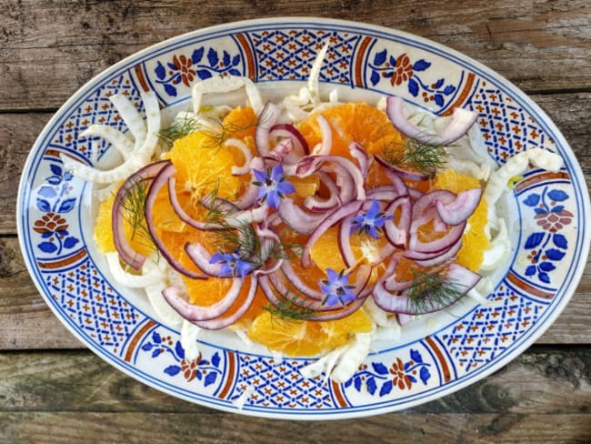 Salade belle et jolie de fleurs de bourrache