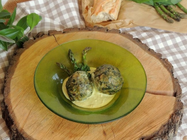 Canederli à ail des ours, crème d’asperge verte et feta