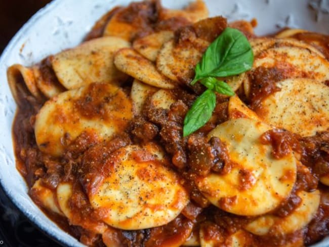 Croxetti, sauce tomate légèrement relevée aux oignons et au vin rouge