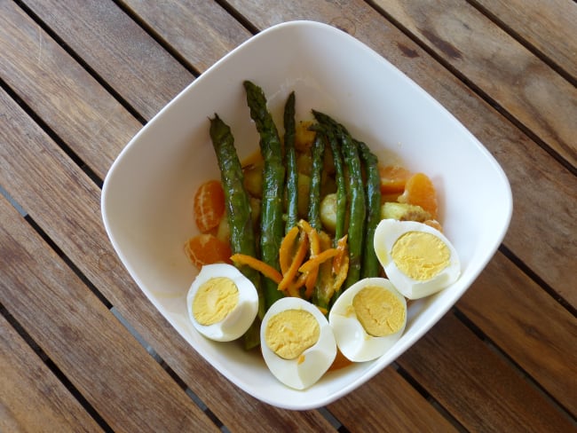 Bowl aux asperges, agrumes, oeufs et pommes de terre sautées