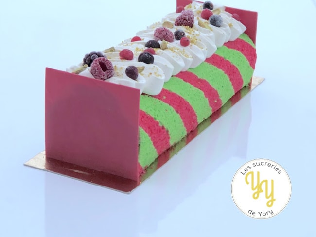 Bûche torsade pistache fruits rouges