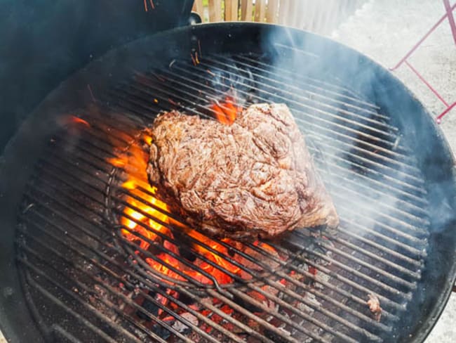 Cuisson de la côte de bœuf au barbecue