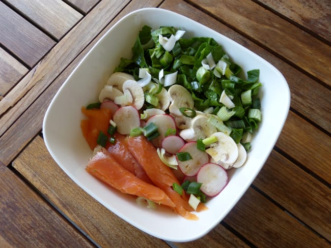 Poke bowl aux pois chiches, épinards, radis et champignons