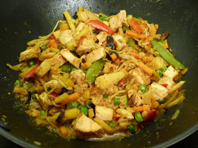 Wok au poulet et aux légumes asiatiques sautés