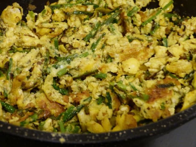 Oeufs brouillés aux asperges sauvages et à la truffe