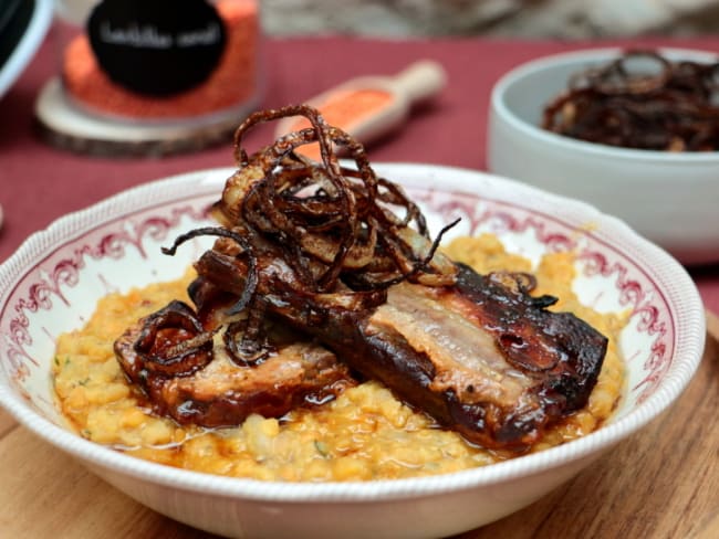 Purée de lentilles rustique, porc caramélisé et oignons frits