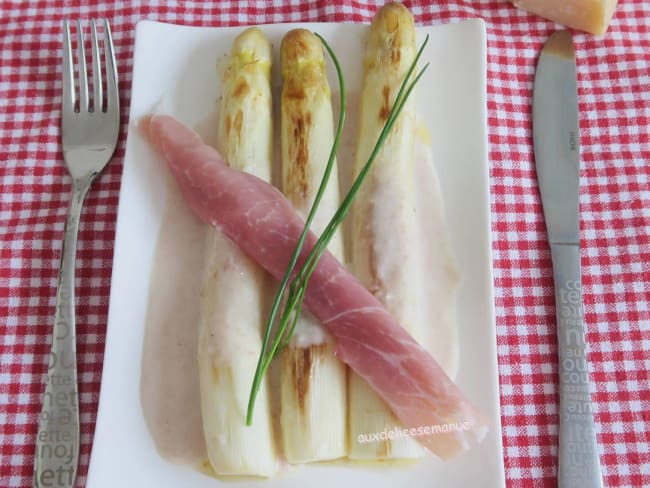 Asperges blanches au parmesan et jambon cru