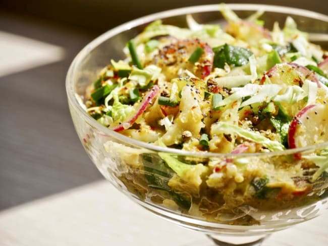 Salade de crudités au quinoa gourmande et alcaline