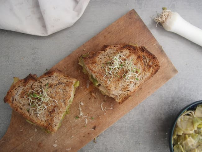 Croque-monsieur aux poireaux et tofu fumé 