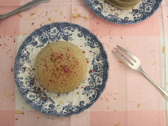 Pancakes à la farine de coco, thé matcha et fleur d'oranger