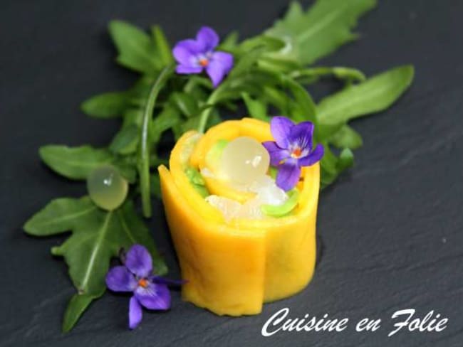 Maki printanier de mangue, dorade, avocat et yuzu