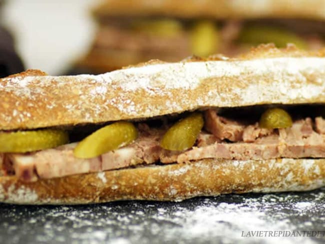 Sandwich au pâté de campagne et aux cornichons