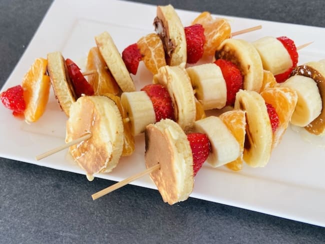 Brochettes de pancakes et fruits