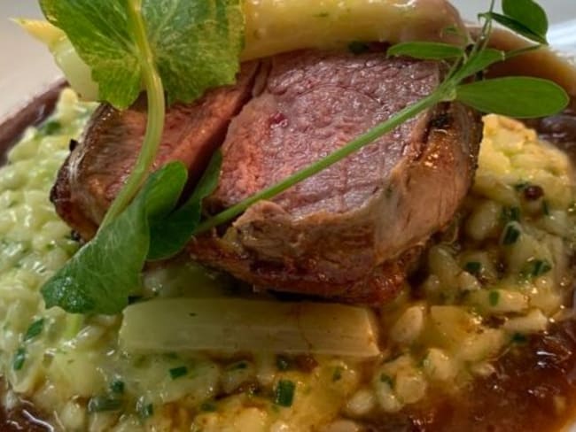 Gigot d’agneau rôti à l’ail des ours et son risotto aux asperges de Matthieu Koenig