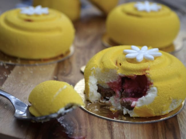 Entremets citron, coeur framboise et sépculoos