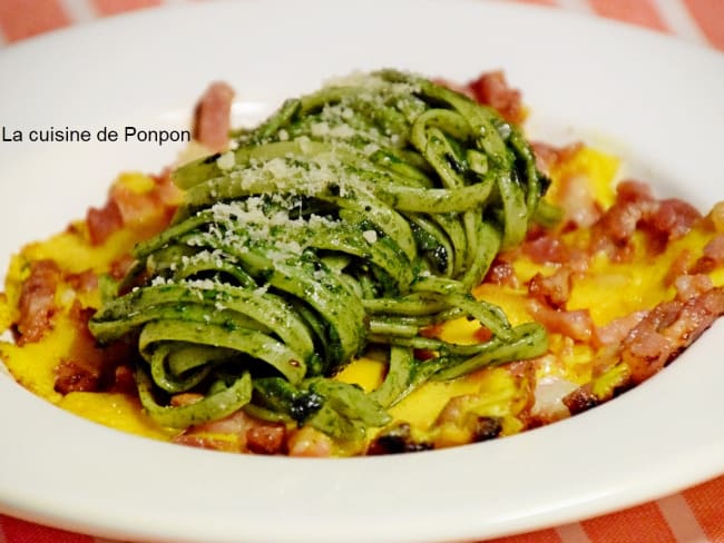 Linguine au pesto de pissenlit sur un lit d'omelette