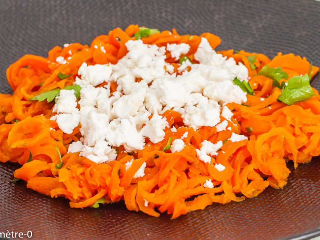 Tagliatelles de carottes au cumin et à la feta pour un repas du soir sain et léger