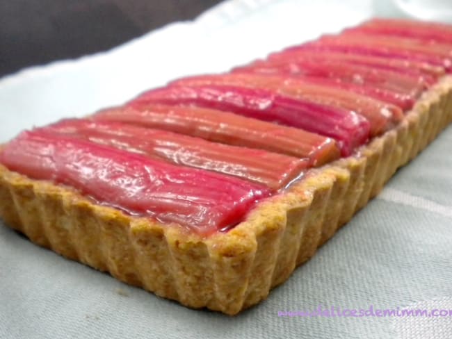 Tarte sablée à la rhubarbe et à la crème d'amandes