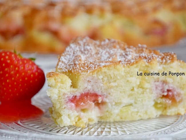 Gâteau moelleux à la rhubarbe et fraises et aux blancs d'oeufs