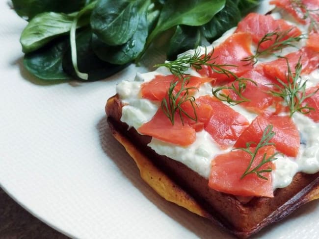 Gaufres de patate douce, saumon et tzatziki