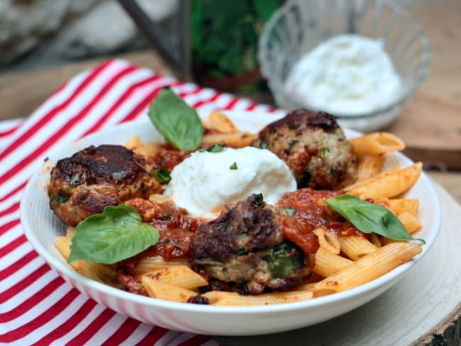 Boulettes sauce tomate basilic, penne, burrata