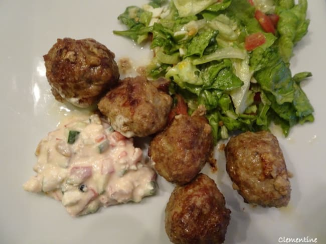 Boulettes de viande et dip aux légumes et feta