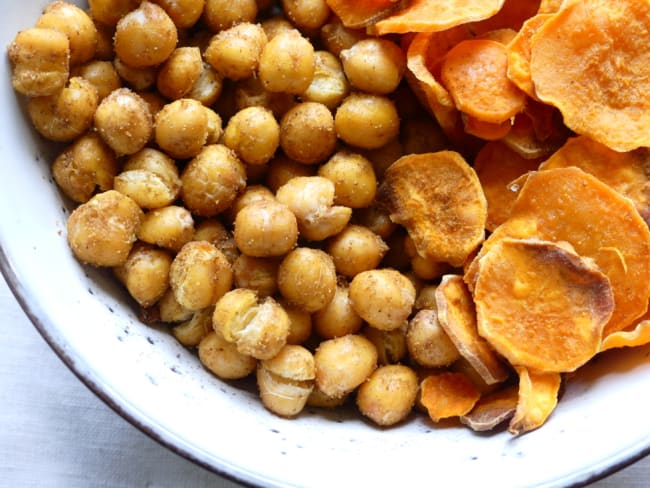 Chips de patates douces et pois chiches grillés au cumin