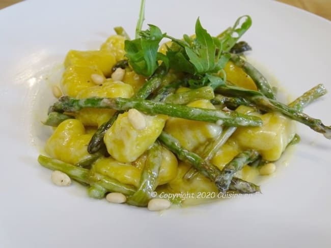 Gnocchi à la crème aux asperges vertes, pignons et Parmesan