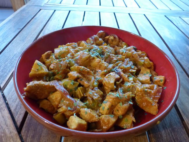 Tajine au poulet, artichauts, olives et câpres