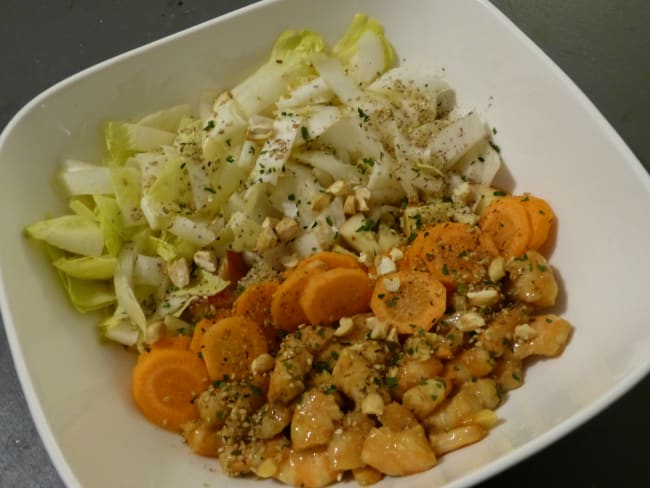 Poke bowl aux crevettes, aux endives et aux pommes