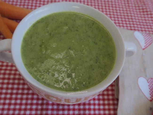 Velouté aux asperges et fanes de carottes