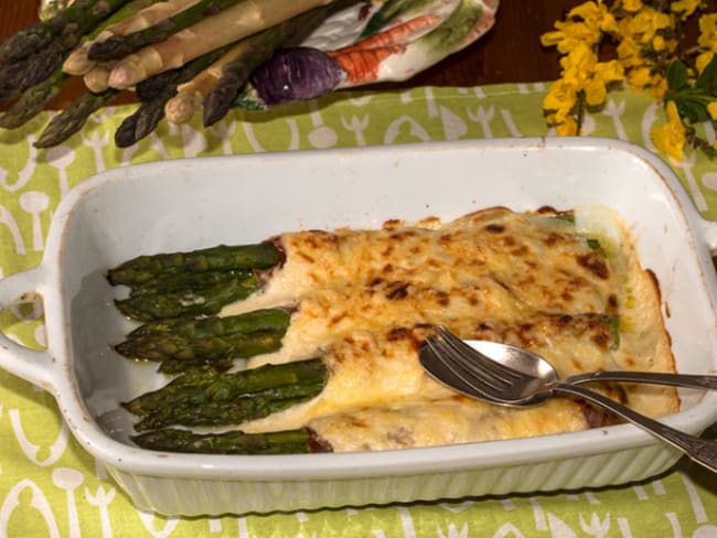 Gratin d'asperges vertes en robe de prosciutto