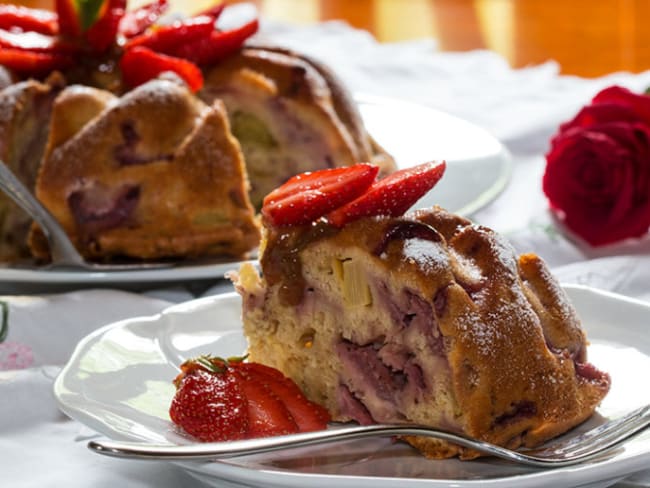 Gâteau aux fraises, rhubarbe et miel